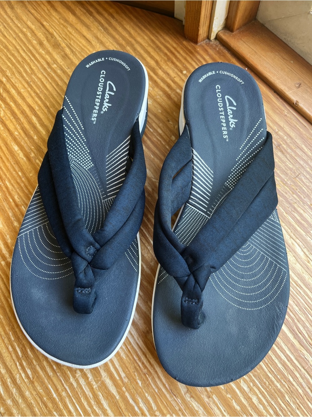 Clarks navy fabric Cloudsteppers thong sandals
